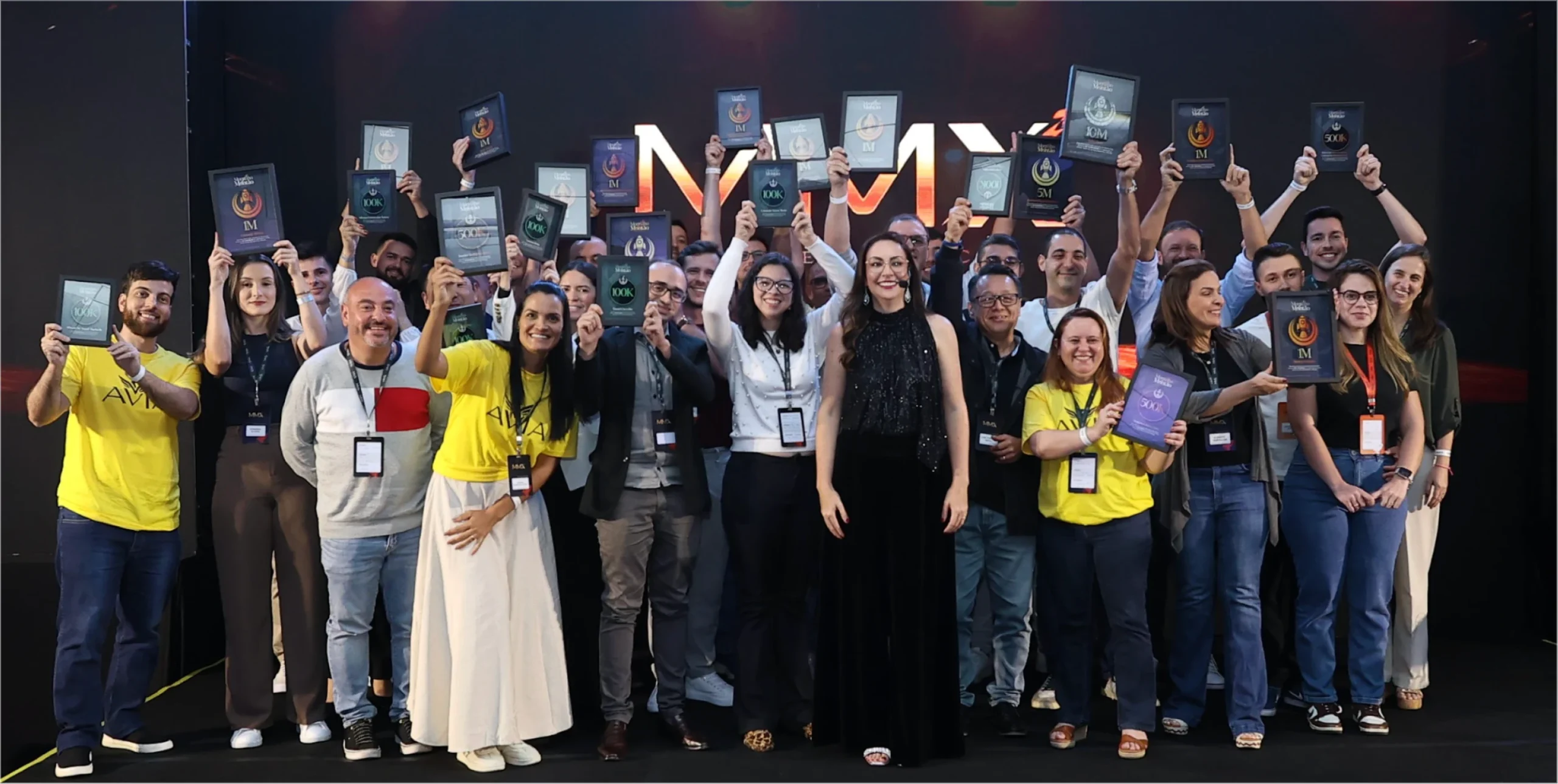 Entrega de placas MMX — foto de grupo no palco